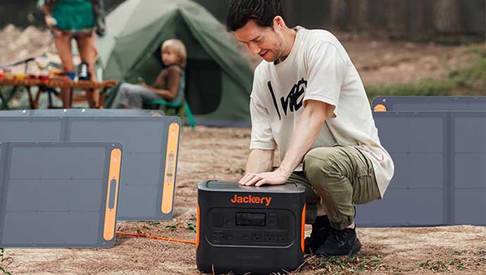 jackery SolarSaga 200W Portable Solar Panel charging